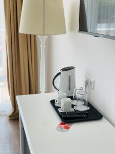 拉夫达Hotel AVENUE的桌子上的一个咖啡壶