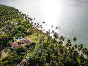 佩德拉斯港Casa Brasileira - Hotel Galeria的享有棕榈树和海洋度假村的空中景致