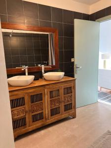 图卢兹Le Marengo的浴室设有2个水槽和镜子