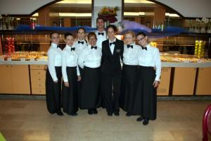 利多迪耶索罗东方&太平洋酒店的一群穿着白色衬衫和领带的人
