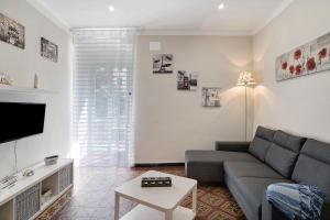 因佩里亚Casa Acqua Mare Parasio的带沙发和电视的客厅