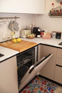 贾迪尼-纳克索斯DOLCEVITA NAXOS terrace&apartment的厨房配有洗碗机和木制切板