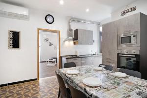 因佩里亚Casa Acqua Mare Parasio的一间带桌椅的厨房和一间用餐室