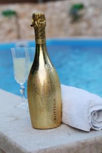 柳布什基Estate - Villa Discovery的一张桌子上摆放着一瓶香槟和一条毛巾