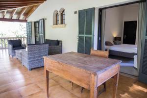 马略卡岛帕尔马Villa Margarita的一间带桌椅的房间和一间卧室