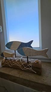 阿玛考德佩拉Varandas de Luz的窗前桌子上的木鲨鱼