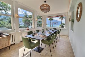 蒙特勒JETTY Montreux的一间带桌椅和窗户的用餐室