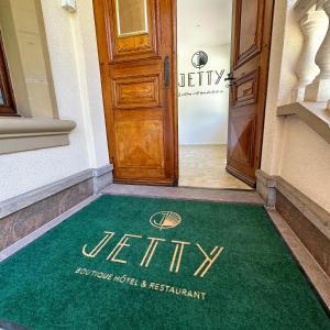 蒙特勒JETTY Montreux的门前的绿色欢迎垫
