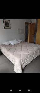 维亚纳堡Valentim House的卧室设有一张大白色的床,