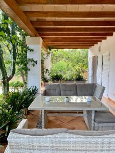 圣塔格鲁迪斯Villa Can Toni Miquelí的庭院配有桌子和藤椅