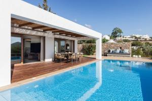 伊罗达伊罗达马雷罗莱夏朵精品酒店的一个带游泳池和庭院的别墅