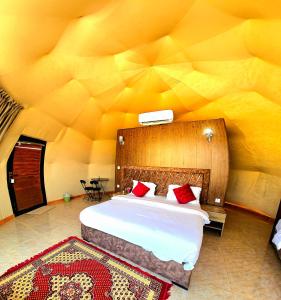 瓦迪拉姆Darien Luxury Camp的卧室设有一张黄色墙壁上的大床