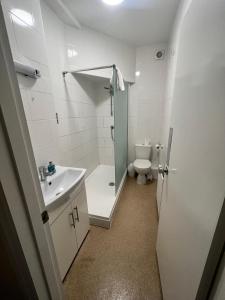 布拉克内尔阿德默勒旅馆的带淋浴、卫生间和盥洗盆的浴室