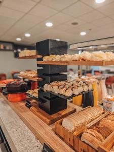 里约热内卢宜必思里约热内卢中央酒店的展示各种面包的面包店