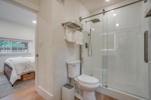 柯林斯堡Old Town Carriage House with Private Patio的白色的浴室设有卫生间和淋浴。