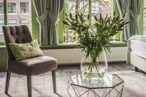 阿姆斯特丹T酒店的客厅,客厅配有椅子和花瓶