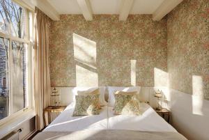 阿姆斯特丹T酒店的卧室配有白色的床和窗户。