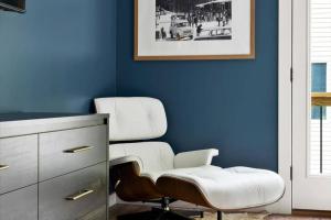 McGaheysvilleMountain Retreat Haven-Hot Tub-Game Room的蓝色的房间,配有白色椅子和凳子