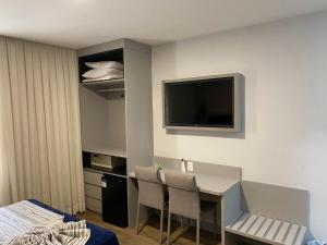 里约热内卢丽尔宫殿酒店的客房设有书桌和墙上的电视。