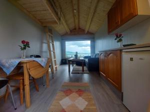 Hattfjelldalsmall camping cabbin with shared bathroom and kitchen near by的一间配备有桌子的厨房和一间享有美景的用餐室