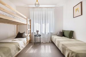 罗韦雷托Casa sul Leno的一间卧室设有两张双层床和一扇窗户。