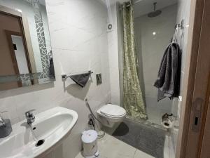 马拉喀什ASAMA appartement avec piscine的一间带水槽、卫生间和淋浴的浴室