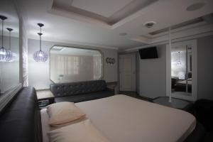 里约热内卢Hotel Show Adult Only的一间卧室配有一张床、一张沙发和一面镜子