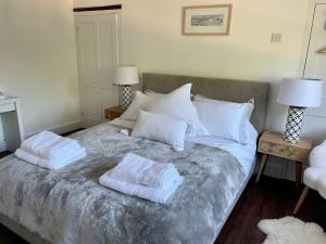Flax BourtonThe Long House的床上有2个白色枕头