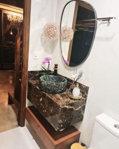 新彼得罗波利斯Cabanas Bougainville Hospedagem sofisticada em nova Petrópolis的一间带大理石水槽和镜子的浴室