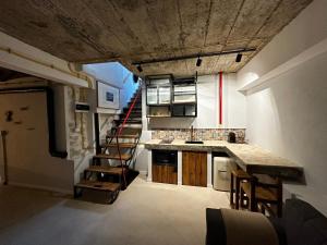 克卢日-纳波卡Ego HOME的厨房设有通往阁楼的楼梯
