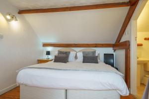 桑希尔Thomas Carlyle Cottage的卧室配有一张白色大床
