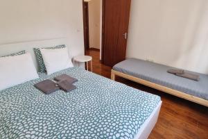 圣港Casa Yucca - Porto Santo Island的一间卧室设有两张床和一张带两个棕色装饰的床。