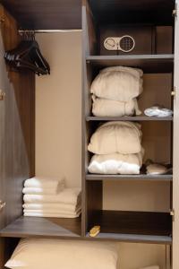 布克维Budz Карпати的衣柜里装满了枕头和毛巾