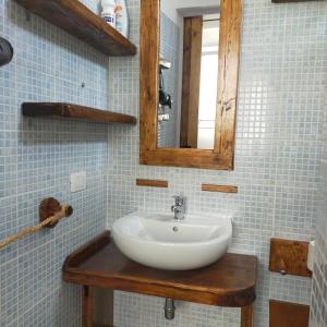 圣伊西多罗B&B Al Melograno的一间带水槽和镜子的浴室