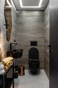 纳夫普利翁Sunshine Villa的浴室设有黑色的卫生间和水槽。