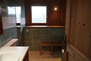 贝尔内Le Cro-Bidou的一间带水槽和窗户的浴室