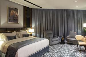 艾卜哈STwin Hotel的酒店客房带一张大床和一把椅子