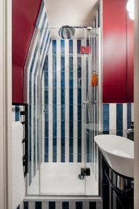 巴黎Edgar Suites Montmartre - Paul Albert的带淋浴和盥洗盆的浴室
