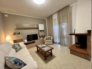 维亚雷焦Appartamento Sunflower的客厅配有白色的沙发和桌子