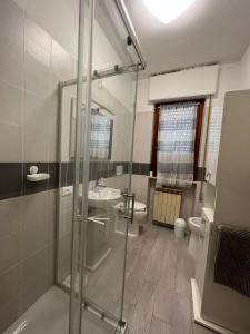 维亚雷焦Appartamento Sunflower的带淋浴、盥洗盆和卫生间的浴室