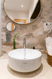 伊兹拉Ydor apartment的浴室设有白色水槽和镜子