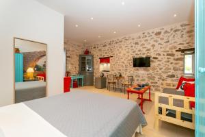 伊兹拉Ydor apartment的一间卧室设有一张床和一间客厅。