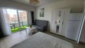 阿瓜杜尔塞Vaiana的客房设有床、沙发和冰箱。