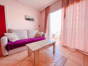 阿罗纳One bedroom apartment in Las Americas LA103的客厅配有紫色沙发和桌子