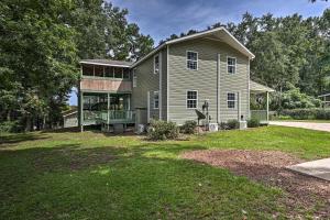 Spacious Family Home on Lake Marion with Boat Ramp!的前面有大院子的房子