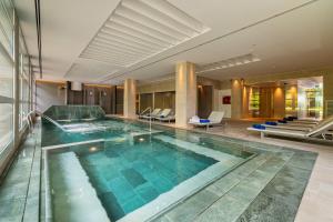 罗列特海岸科斯塔恩坎塔达公寓式酒店的酒店大堂的大型游泳池