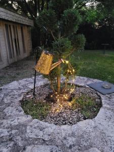 阿姆博斯Chambres d'Hôtes Troglodytes Le Clos de L'Hermitage的带有篮子和灯的微型圣诞树