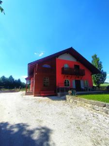 OhavečHaškovna - tradice zájezdního hostince u Prachovských skal的黑色屋顶的大型红色谷仓