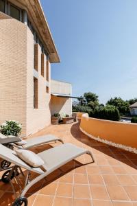Campo OlivarLushville - Luxurious Villa with Pool in Valencia的大楼内带躺椅的庭院