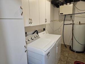 圣约翰Douglas Lake Paradise A的厨房配有白色炉灶和冰箱。